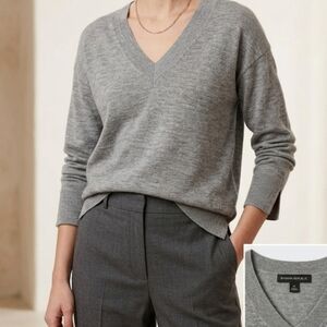 Banana Republic 100% Merino Wool V-Neck Sweater Gray M Slouchy Relaxed Fit